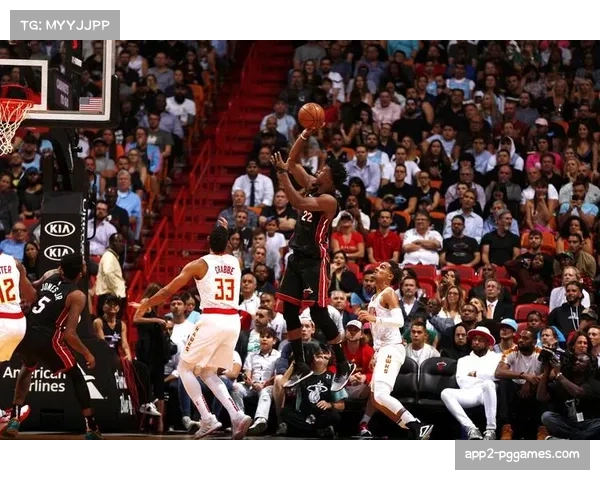 镜头捕捉：热火与老鹰比赛最后时刻，巴特勒与特雷-杨场上激烈交流